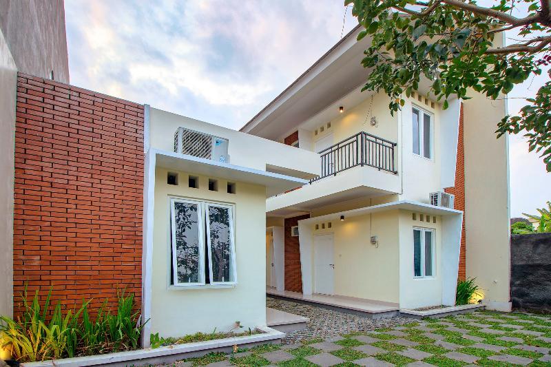 Oyo 1195 The Doctor'S Guest House Syariah Kejayan Exterior foto